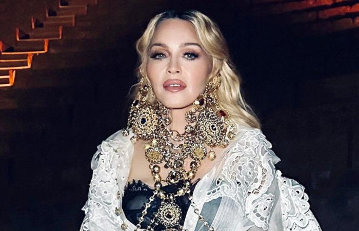 Madonna posa con sus 6 hijos y su papá en una rara foto familiar