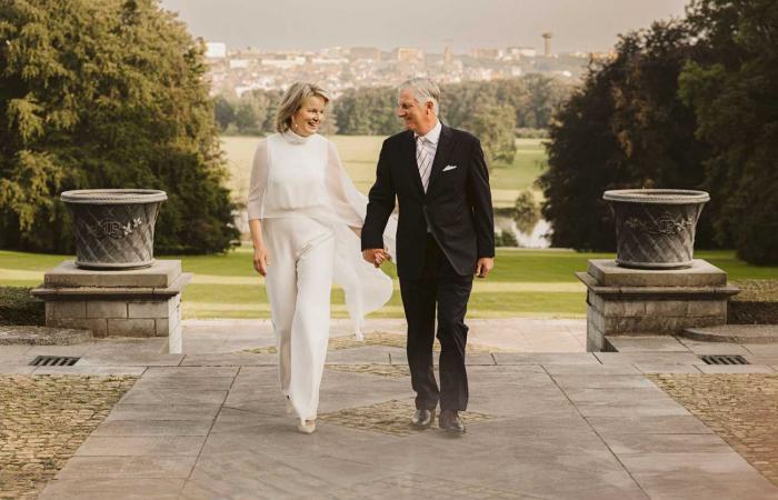 Las simbólicas fotos de la reina Matilde vestida de blanco por sus bodas de plata