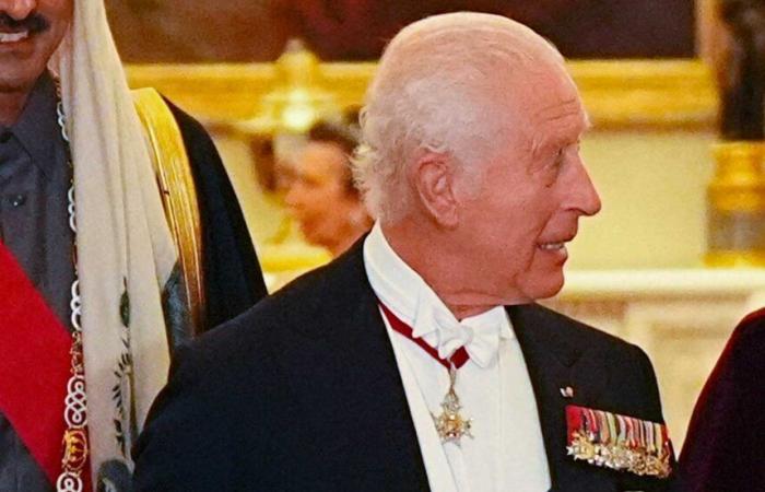 El rey Carlos III porta la Espada del Fundador de Qatar y el Emir Tamim porta la Orden del Baño en el Banquete Estatal en Buckingham