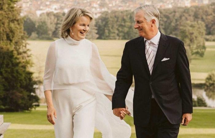 Las simbólicas fotos de la reina Matilde vestida de blanco por sus bodas de plata