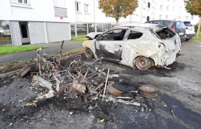 un carro arde, un segundo coche está destinado al desguace