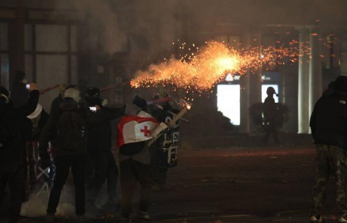 La policía utiliza cañones de agua y gases lacrimógenos en la sexta noche de protestas pro-UE