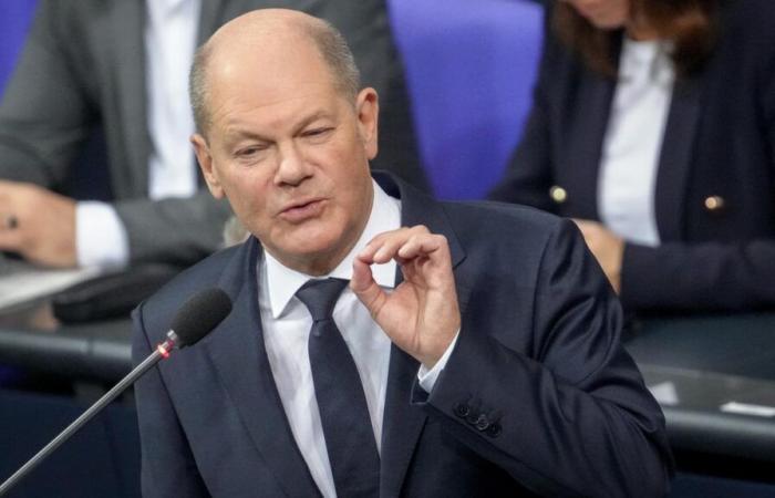 Scholz entrena corriendo durante el turno de preguntas en el Bundestag