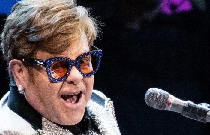 Elton John, parcial y temporalmente ciego