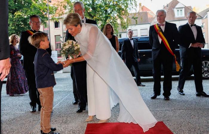 Las simbólicas fotos de la reina Matilde vestida de blanco por sus bodas de plata