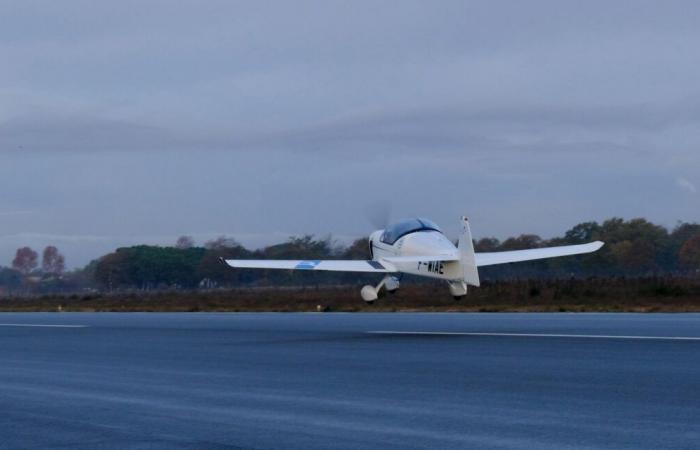 “Una primicia mundial”… Un avión biplaza 100% eléctrico realiza su primer vuelo