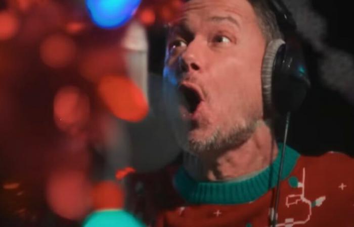 Stéphane Rousseau se roba por completo el show cantando Navidad