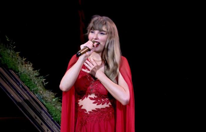 Taylor Swift corre a los brazos de sus padres después de la gira Eras en Vancouver y los fanáticos dicen que el video lo es ‘todo’