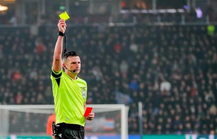 Michael Oliver con el silbato para arbitrar este trascendental partido