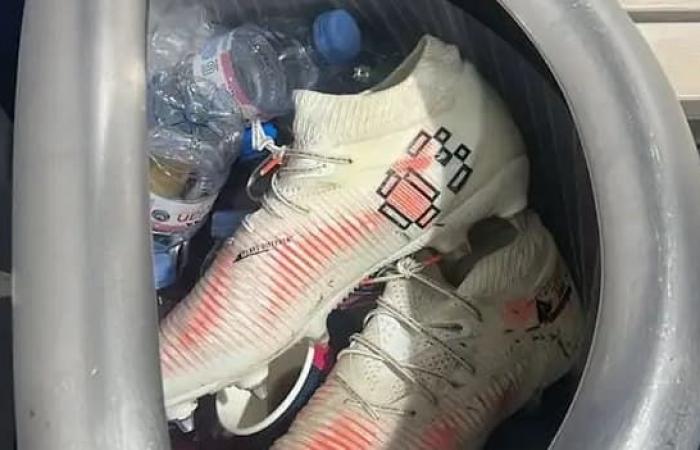 Cucurella tiró sus zapatos a la basura después de que un resbalón le costara dos goles al Chelsea