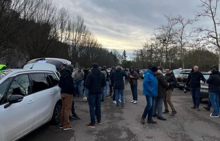 Una cincuentena de taxistas realizan una operación caracol en las calles de Dijon