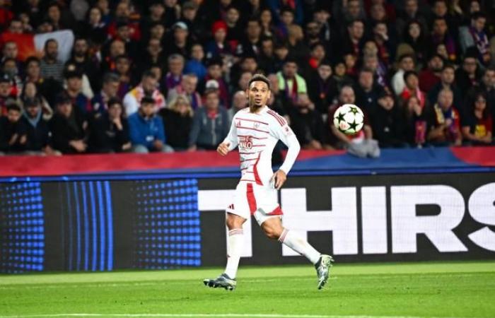 Kenny Lala (Brest) en el banquillo ante el PSV Eindhoven (Fútbol)