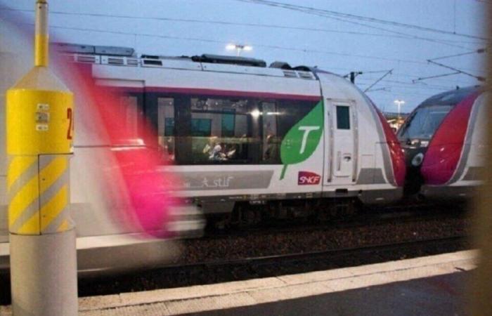 Un tren de la línea H choca contra un coche parado en las vías tras salirse de la vía