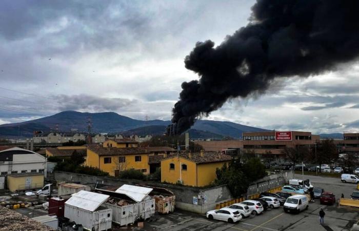 Italia: dos muertos y tres desaparecidos en el incendio de un depósito de combustible