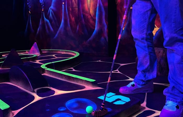 Un minigolf fluorescente de 300 m2 abre sus puertas en el corazón de París