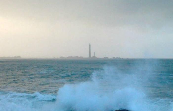 En Finisterre, un kitesurfista de 38 años arrastrado por el viento en absoluta emergencia