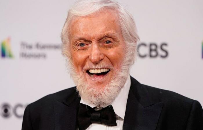 Dick Van Dyke entre las celebridades evacuadas de Seaside Paradise mientras se avecina un incendio