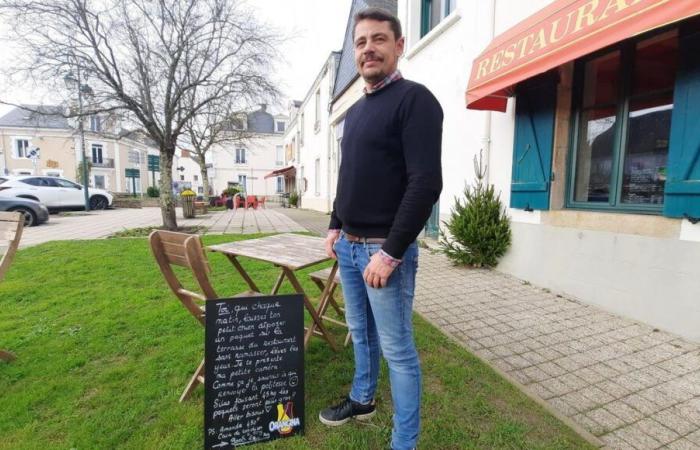 El propietario de un bar en Loira Atlántico denuncia, con humor, los excrementos de perro diarios en su terraza