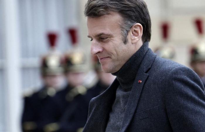 Aún buscando primer ministro, Emmanuel Macron cambia de método