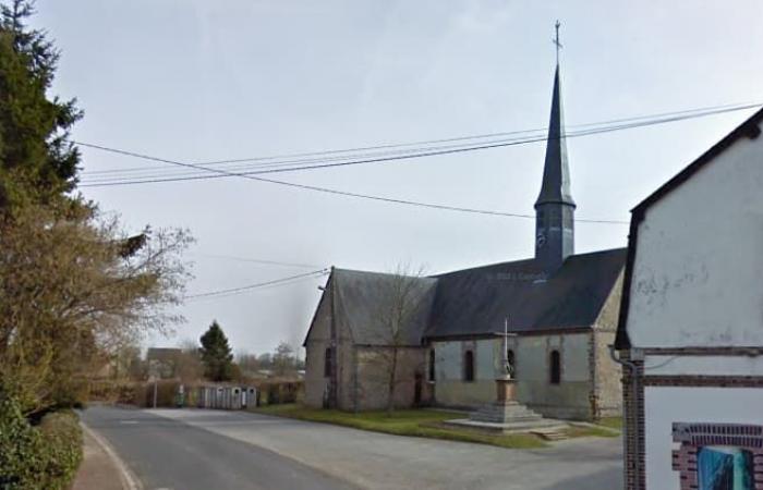 Un Papá Noel retirado del campanario de una iglesia a petición del sacerdote.