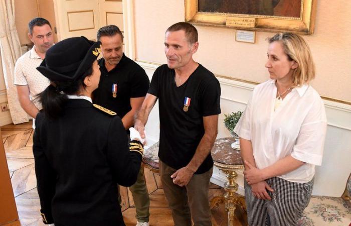 Ataque y amenazas con cuchillo, negativa a obedecer, intento de suicidio, accidente: en Aude, lluvia de medallas por el coraje y la dedicación de los militares y de las fuerzas del orden