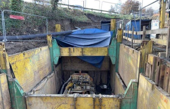 Una impresionante máquina desplegada bajo la carretera en ruinas entre Saint-Brieuc y Langueux