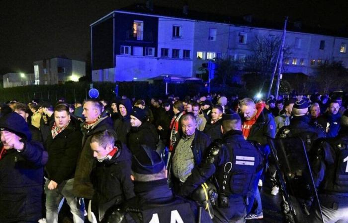 Antes del partido contra Brest, 600 seguidores de Eindhoven marcharon en Guingamp