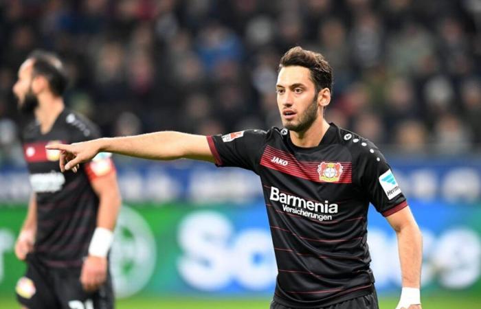 Çalhanoğlu vuelve a Leverkusen: Alonso compara a Kimmich