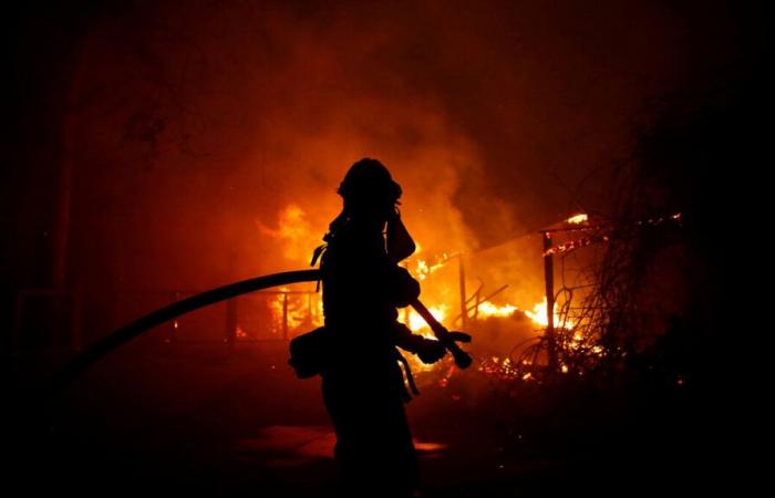 Escuelas cerradas, evacuación… Un incendio se propaga rápidamente en Malibú, cerca de Los Ángeles