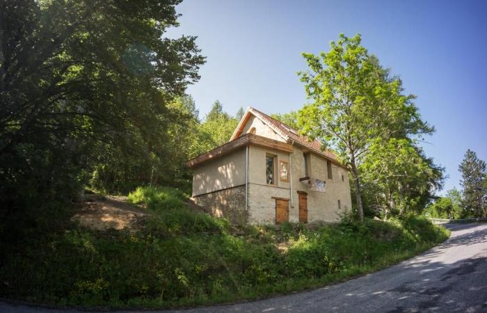 Este artesano de los Altos Alpes construye con paja resistente