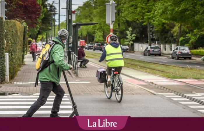 En Bruselas pronto se prohibirán los patinetes y las bicicletas durante el día y la noche en la zona peatonal