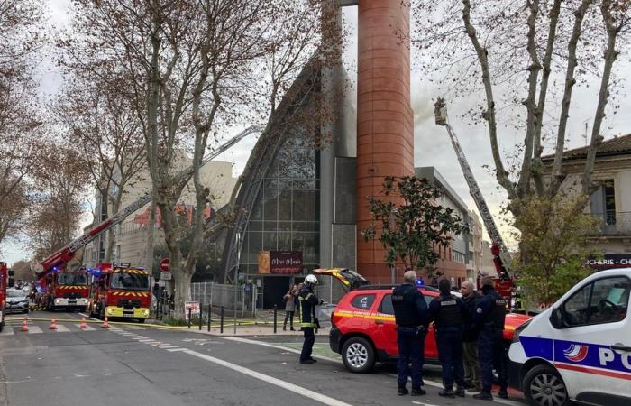 Incendio en el techo de la Iglesia de San Francisco cerca de la estación, los bomberos están combatiendo las llamas