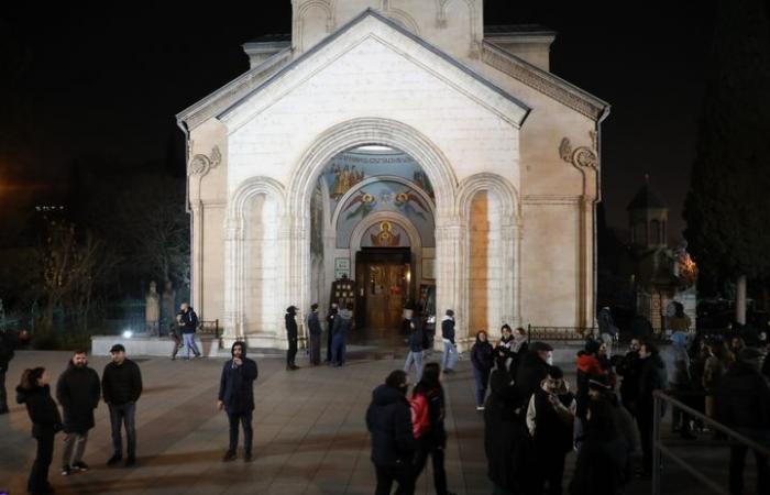 En la iglesia de Saint-Georges-de-Kachveti, los sacerdotes se debaten entre “prestar ayuda” y “guardar silencio”