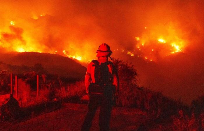 El incendio de Malibú continúa mientras lugareños famosos evacuan y los estudiantes universitarios se refugian