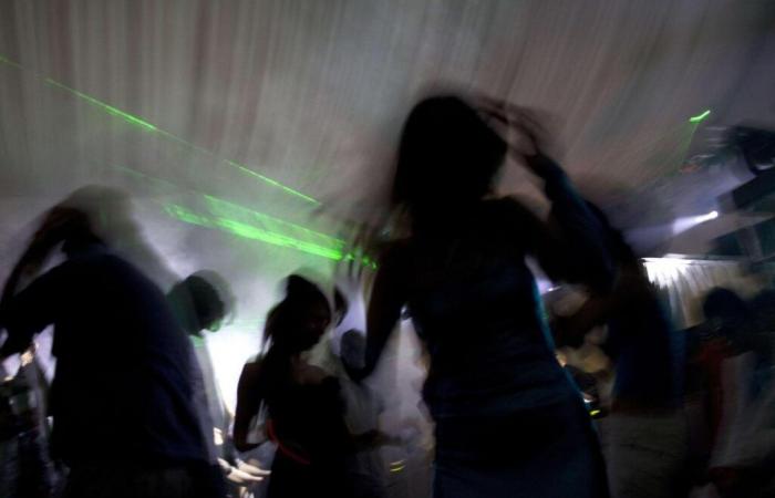 Estalla una pelea frente a una discoteca en Dordoña, un hombre apuñalado en la garganta