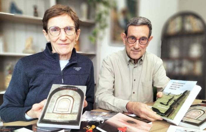 Apasionados por el simbolismo de los monumentos, esta pareja publica libros en el norte de Finisterre