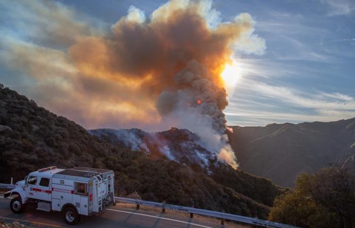 Las impresionantes imágenes del megaincendio en Malibú, donde miles de vecinos fueron evacuados