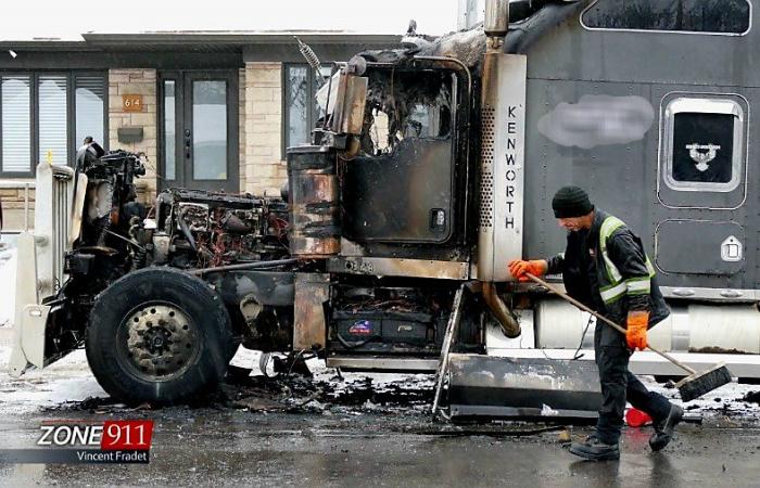 Impresionante incendio de un camión completamente incendiado en Quebec