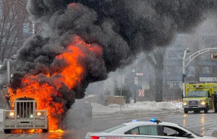 Impresionante incendio de un camión completamente incendiado en Quebec