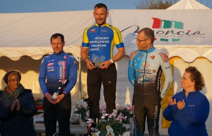 Ciclismo Creusot: Mathieu Perroux al pie del podio en las Regionales de Château Chinon, Hugo Antunes al podio en el Jura