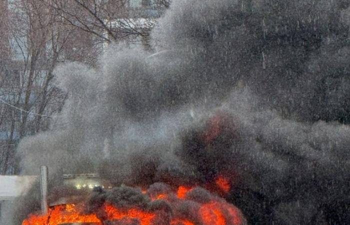 Impresionante incendio de un camión completamente incendiado en Quebec