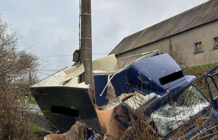 Un camión de reparto choca contra un poste y deja sin electricidad varias viviendas