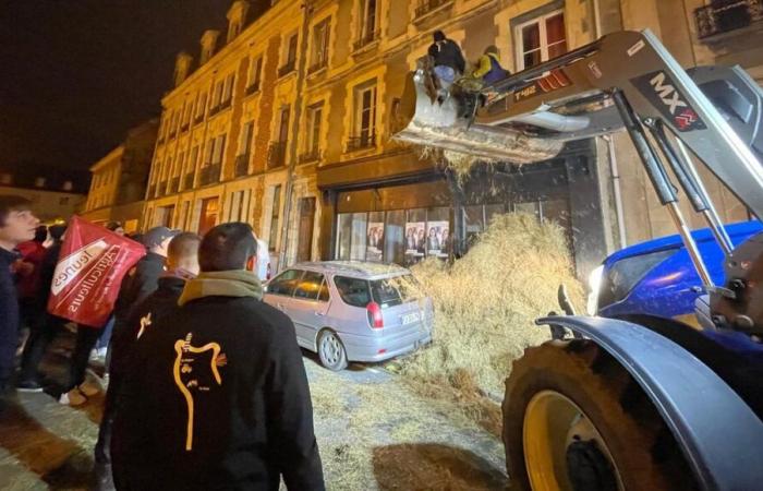 Acción nocturna de los Jóvenes Agricultores de La Mancha frente al despacho de la diputada Anna Pic