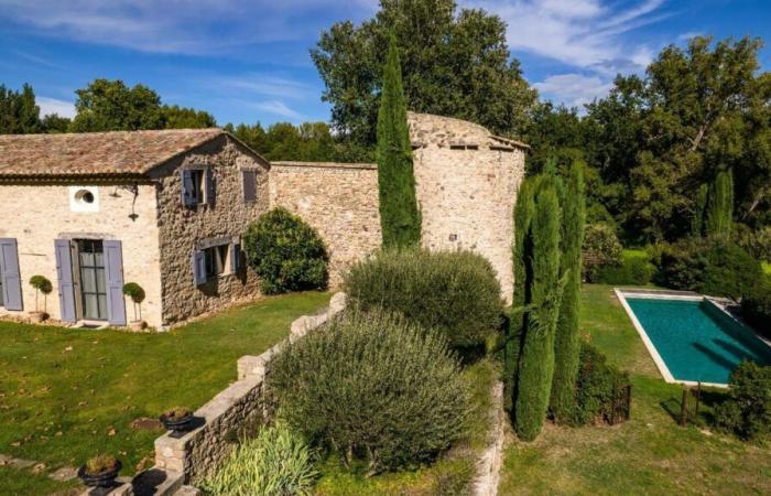 Muriel Robin y su esposa Anne Le Nen comienzan una nueva vida en el sur de Francia con la compra de esta bonita casa