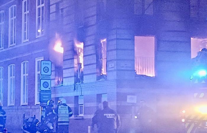 Un espectacular incendio en un apartamento cerca del teatro municipal