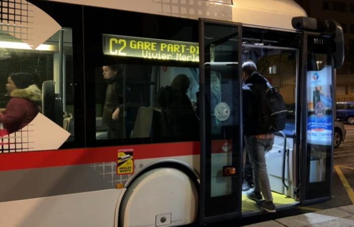 Conductor de autobús agredido tras pedir a dos pasajeros que apagaran sus cigarrillos