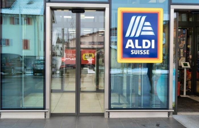 En Biel, Aldi examina los bolsos de los clientes tras sus compras