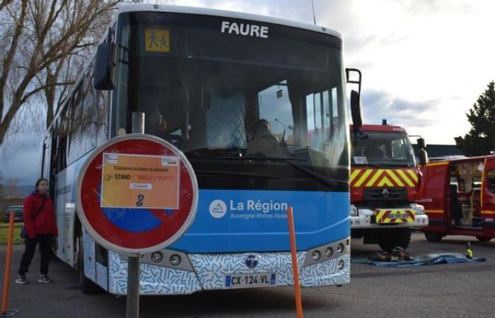 Volcaron un autobús para formar a estos estudiantes de Alto Loira en caso de accidente