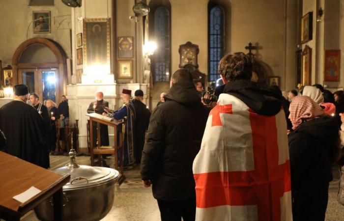 En la iglesia de Saint-Georges-de-Kachveti, los sacerdotes se debaten entre “prestar ayuda” y “guardar silencio”