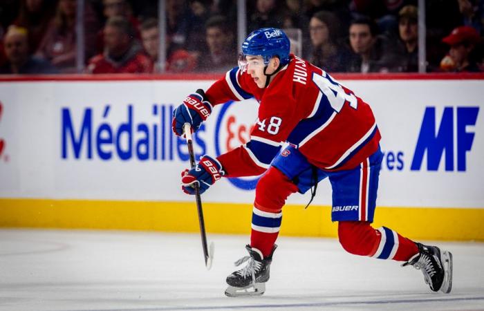 El canadiense | Los jugadores no pueden esperar para celebrar el primer gol de Lane Hutson